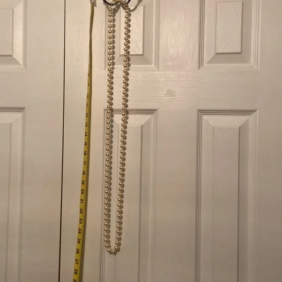 Beautiful large faux pearl necklace. - Picture 3 of 5